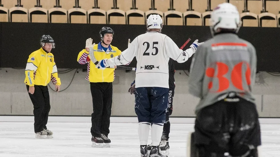 Linus Doktare protesterar förgäves efter att domaren ändrat sig och i stället för att döma straff för KVBS får Tillberga frislag. Foto: Tomas Nilsson