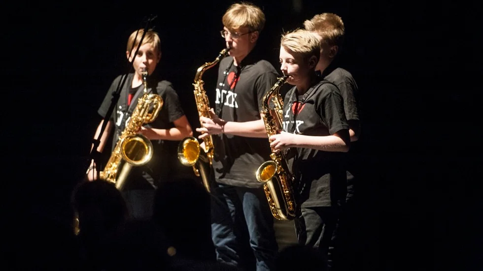 När Kulturskolans saxofonkvartett, Kevin, David, Arvid och Ossian spelade The Nights blev det fart på publiken och applåderna var generösa.