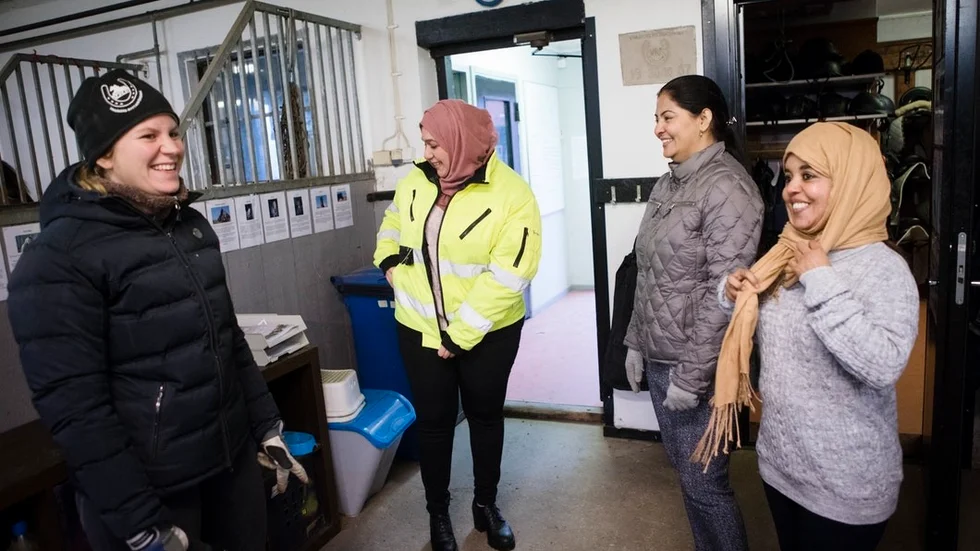 Det är nära till skratt på kursen. Från vänster: ridläraren Josefine Eriksson, Fatima Alsaeed, Fareshta Safi och Samia Edres.