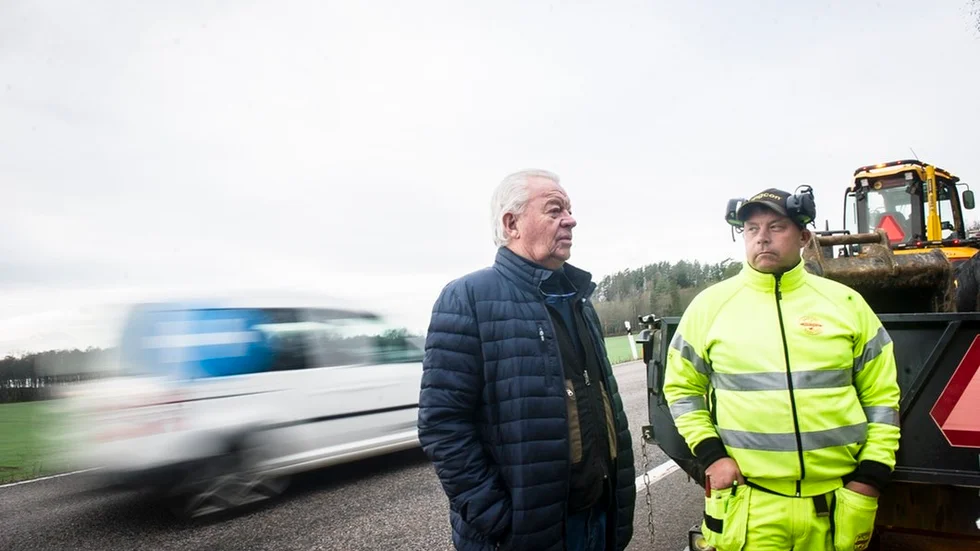 Trångt på vägen när Fredrik Engberg och kollegorna på Björkviks marktjänst arbetar. Många trafikanter struntar dock i hastighetsbegränsningarna. Råbybon Håkan S Lundberg hoppas på förändringar, men får kalla handen.