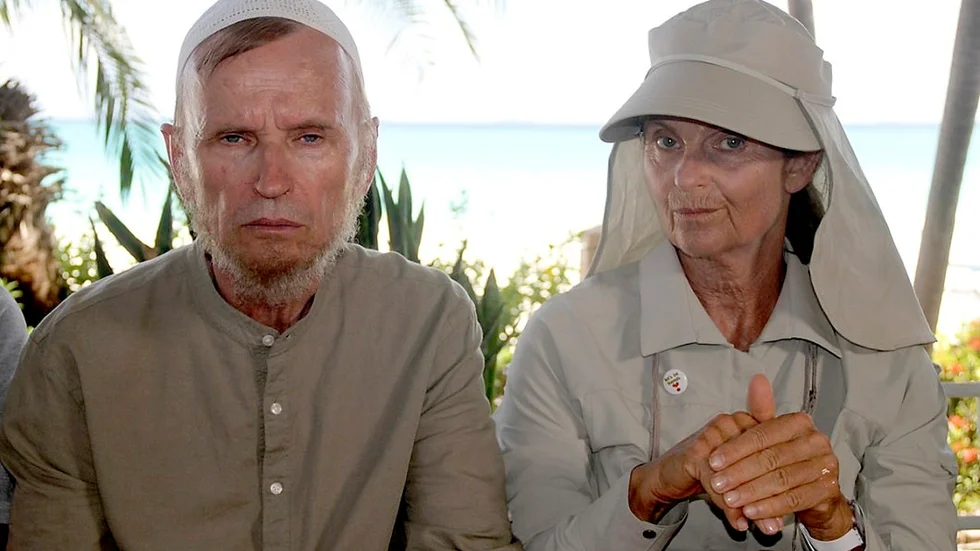 Johan Ulveson och Suzanne Reuter i en scen ur "Lyrro – ut och invandrarna".