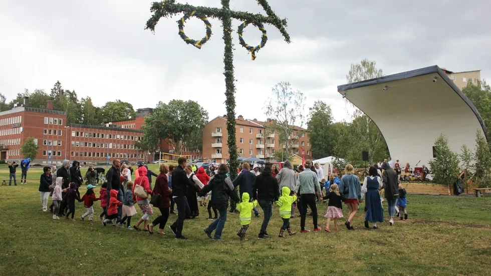 Flensborna lät sig inte skrämmas av regnet som öste ner med jämna mellanrum under midsommarafton 2018. Många deltog i det traditionella midsommarfirandet i Sveaparken och dansade kring stången i regnet.