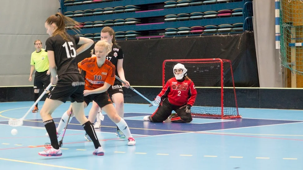 Amanda Berglund (nummer 15) avslutar första perioden i seriefinalen mot Onyx med att göra 3–0. Det blev till slut 9–3.