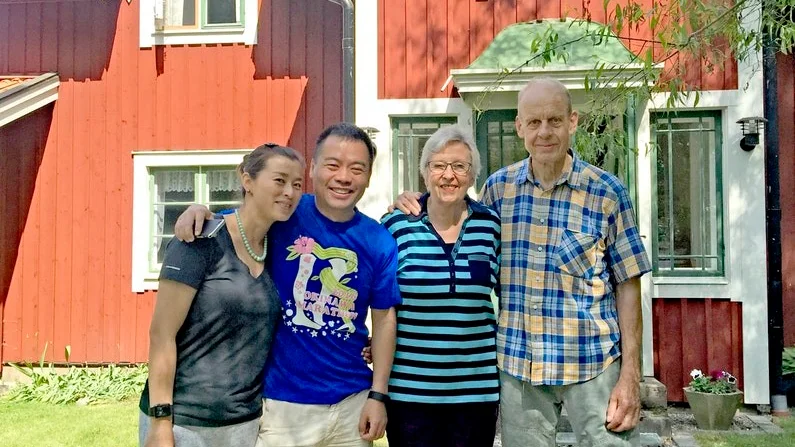 Maggie Helin och maken Rolf Pettersson tillsammans med Per Dong med fru Jenny Wu i Nydala.