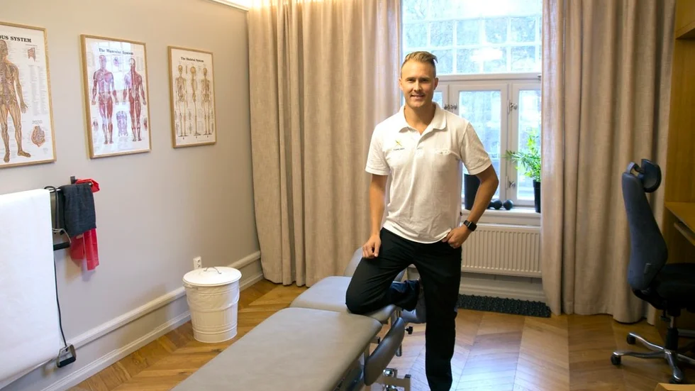 Det blir inte så värst mycket ”handpåläggning” nuförtiden för naprapaten Markus Hast på kliniken. Men när han reser med Tre Kronor – då får han slita rejält för att hålla landslagskillarna i trim.