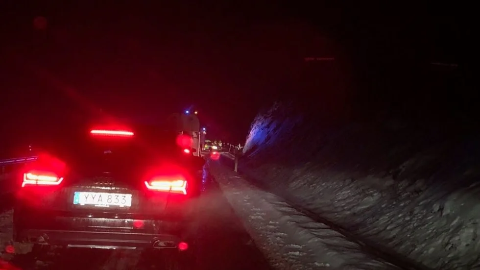 Olycksplatsen ute på Aspö på riksväg 55, där en personbil krockade med en lastbil.