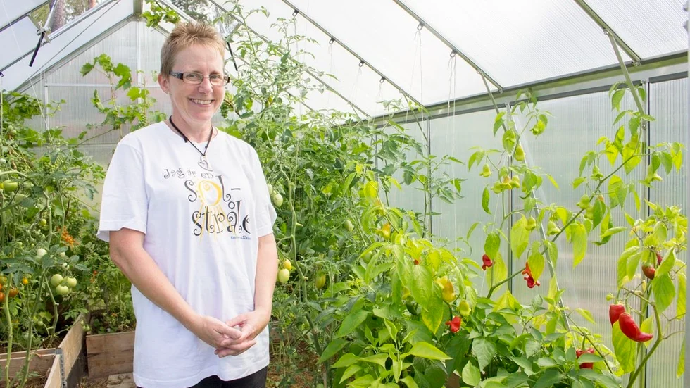 "Det här är mitt paradis", säger Ulrika Karlkvist om sitt växthus där tomatplantorna dignar och paprikorna just har mognat.