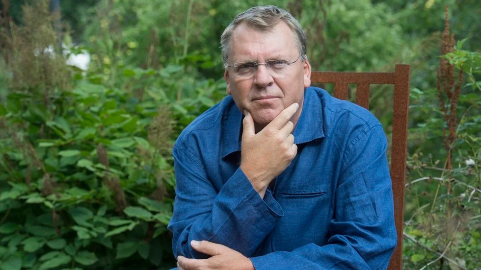 Nationalekonomen Ingvar Nilsson har bland annat forskat om samhällskostnaden för människor som hamnar i utanförskap. Han menar att det är nödvändigt med tidiga insatser för barn som är i riskzonen att hamna i utanförskap och på sikt riskera att fångas in av kriminella gäng.