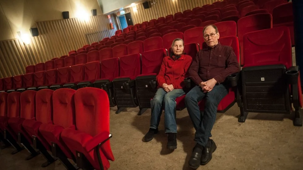 Än i dag är salongen i sitt original, så när som på nya stolar. Originalstolarna var i blå manchester berättar Agneta. Bredvid henne sitter Per, kassör i Flens Filmstudio.