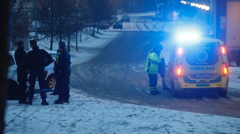 Polis, räddningstjänst och två ambulanser larmades till olyckan.