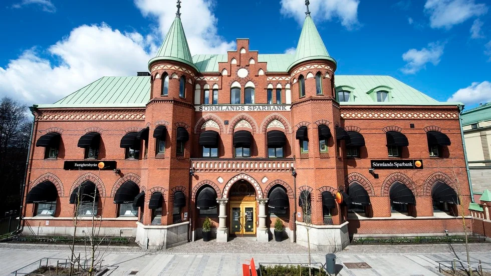 Med början sommaren 2016 skakades Sörmlands sparbank med huvudkontor i Katrineholm av brottsanklagelser, brister i internkontrollen, avhopp, avskedanden och flera skandalomsusade oegentligheter.