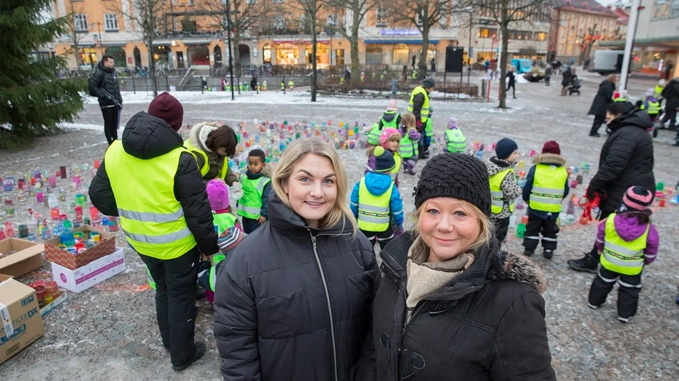 Ida grönvall till vänster och Lotta Borghede till höger står framför hjärtat av lyktor.