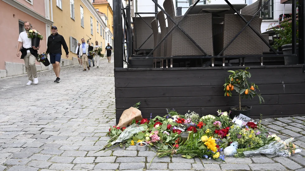 Många la blommor där mordet skedde på Donners plats i centrala Visby.