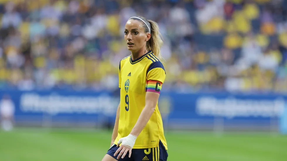 Kosovare Asllani bar en regnbågsbindel mot Brasilien. Arkivbild.