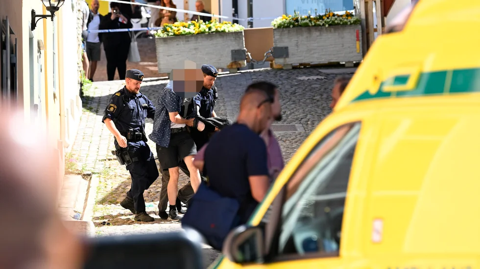 Polisen griper en misstänkt man efter att Ing-Marie Wieselgren har attackerats med kniv vid Donners plats i Visby under Almedalsveckan.