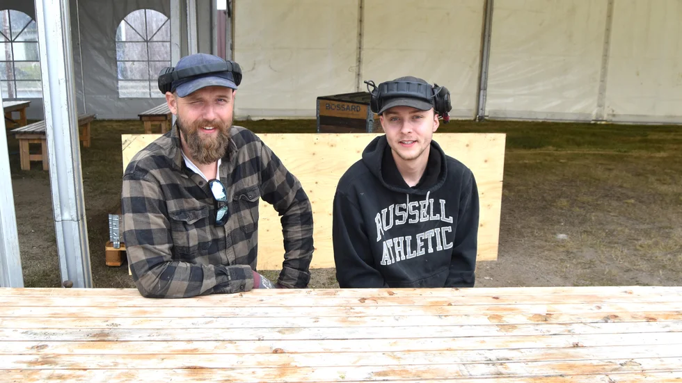 Oscar Almqvist och David Almqvist tar en paus under riggandet inför Torgfesten i Jörn.