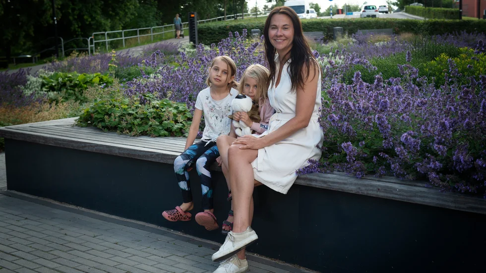 Erika Steorn (mamma), Wilma Ahlqvist och Ella Ahlqvist bor i Vallentuna norr om Stockholm. "Det är roligt att var här och lekparken vid hamnen är bäst. Och slottet är spännande, mamma berättade historien om Nyköpings gästabud", säger Ella. "Vi trivs i Nyköping det är fint här. Vi tog den här vägen förbi Teaterparken för att det är så fantastisk fint. Så det är kul att kommunen satsar på att prioritera de gemensamma områdena", säger Erika Steorn.