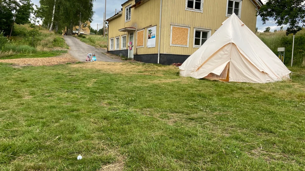 Här, vid barnens lekplats, landar golfbollarna på Solbacka.