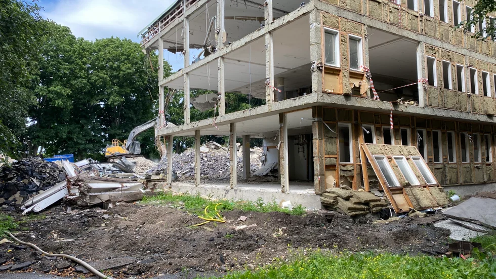 I den nya upphandlingen är det möjligt för en aktör att köpa delar av gamla kommunhusfastigheten av kommunen, bygga ett nytt kommunhus och sedan hyra ut det till kommunen.