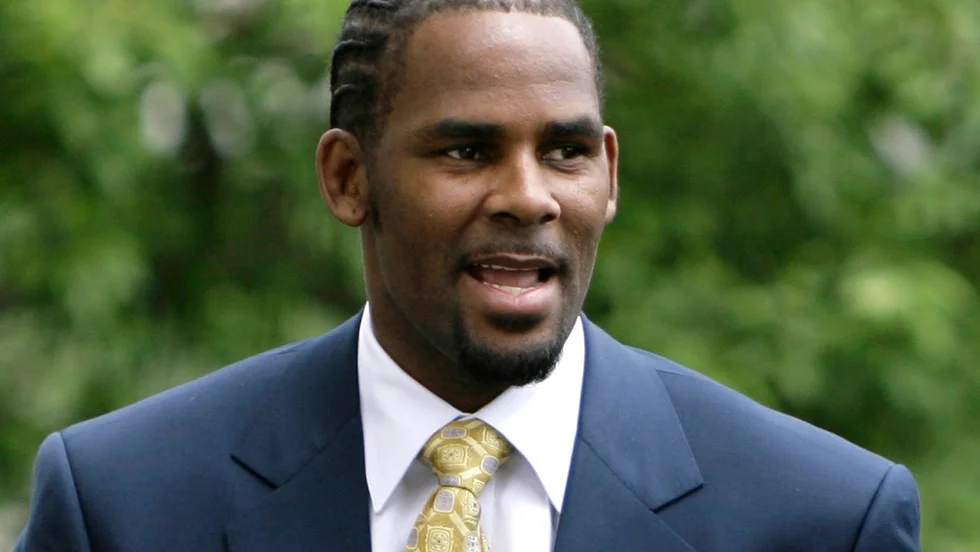 R. Kelly i Chicago i samband med rättegången för barnpornografibrott 2008. Kelly friades då tack vare bristen på vittnesmål. Nu står artisten inför rätta igen. Arkivbild.