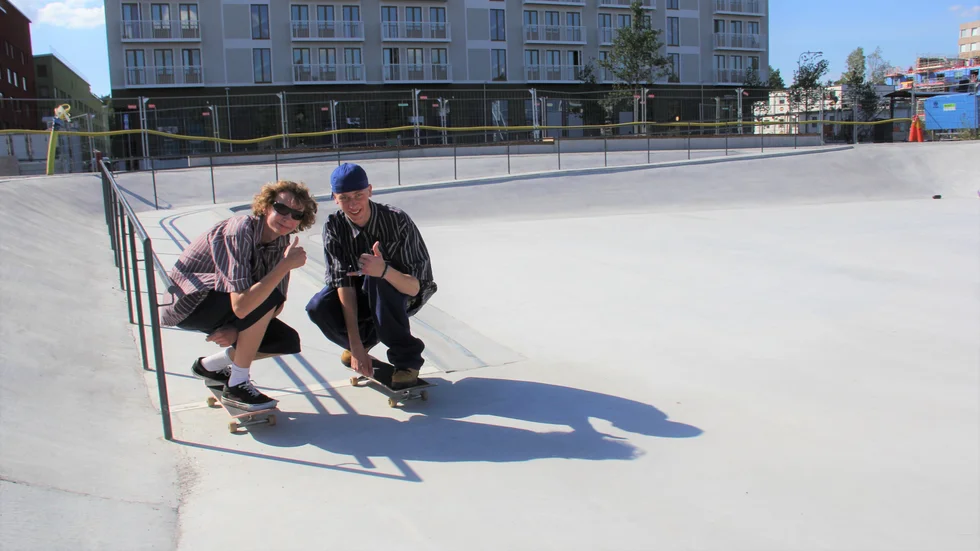 Julian Granberg-Garvell och Nils Lysén gillar den nya skateboardparken i Rosendal, men de hade gärna varit med och tyckt till om utformningen. "Vi kan vara till stor hjälp för att få till en riktigt bra skatepark", säger Julian.