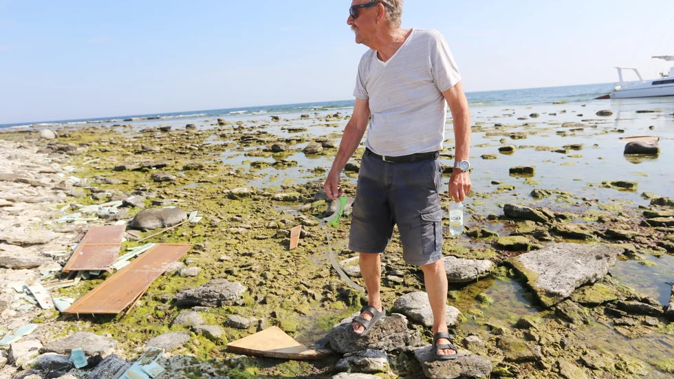 Delar från Katamarangen som gått på grund sprider sig längs Bungeörs strand. 