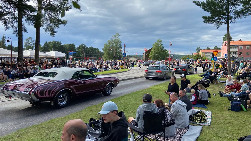Under bilträffen Classic car week i Rättvik samlas mängder av både åskådare och fordon.