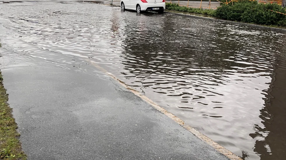 Flera vägar, bland annat i Industristaden i Uppsala, drabbades av ösregnet.