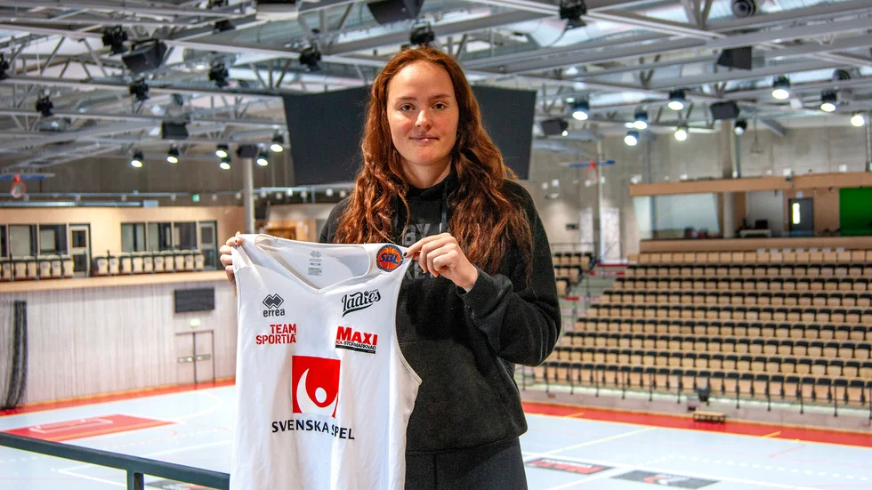 Forwarden Ester Olsson, 20, är ny i Visby Ladies