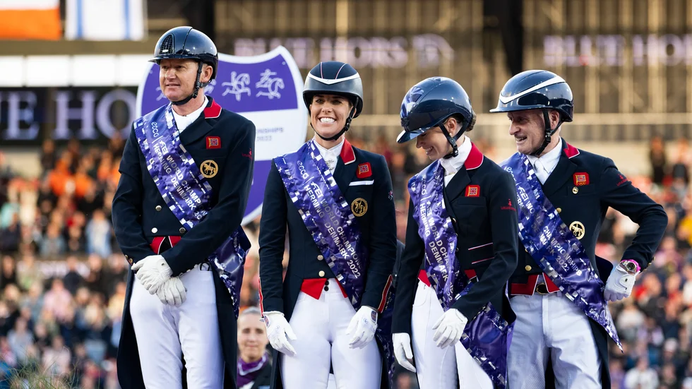 Gareth Hughes, till vänster, när britterna får silvermedaljerna efter dressyrens lagtävling. Han tävlade trots konstaterad covidsmitta. Internationella ridsportförbundet, FEI, anser att britterna som följt dansk lag inte gjort något fel.
