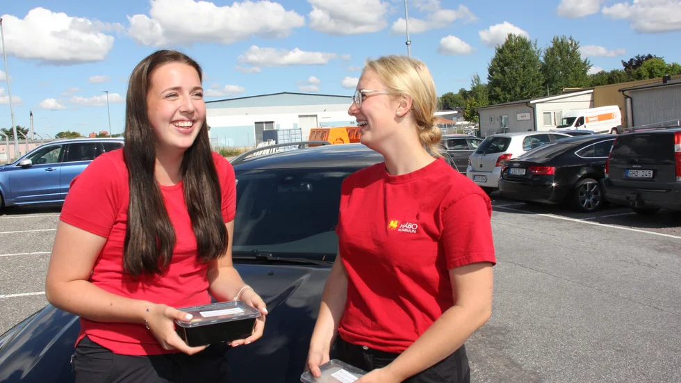 Alva Vilhelmsson och Emma Henriksson kör ut mat till hemtjänsttagare med Emmas A-traktor, en ombyggd Volvo V70. "Alla är glada när vi kommer med matlådorna och det känns verkligen meningsfullt att göra det här, eftersom vår hjälp behövs", säger de om sitt nya jobb.
