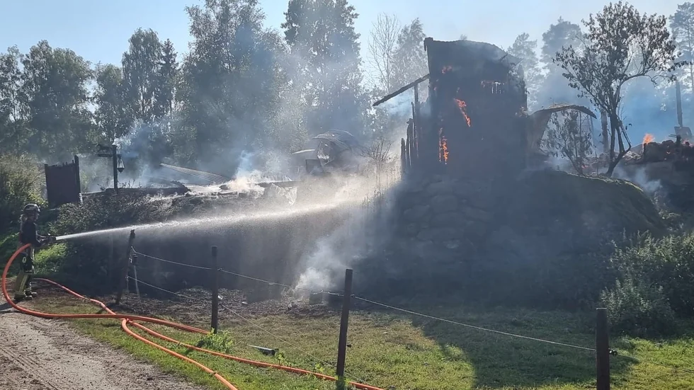 Under måndagseftermiddagen larmades flera räddningstjänstenheter till Vånga där ett stall fattat eld.