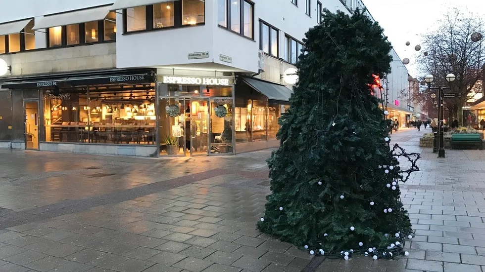 Granen på gamla Domustorget fick inte står orörd länge. I helgen har någon förstört juldekorationen.