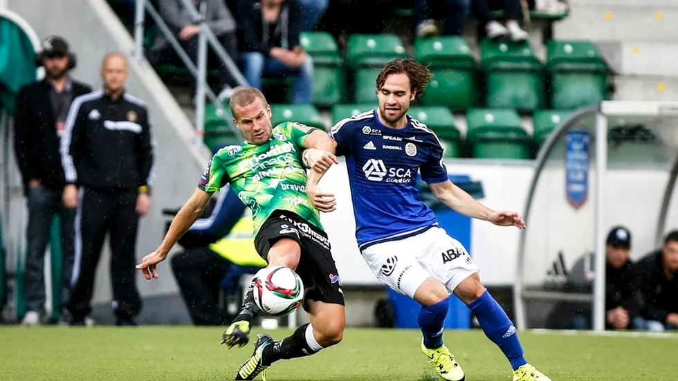 Simon Helg (till höger), här i GIF Sundsvalls tröja, spelar i Öster nästa säsong.
