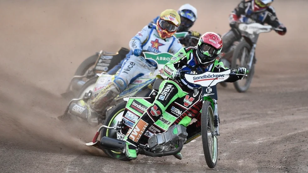 Peter Ljung bor i Vetlanda och har de senaste åren kört för stadens lag och Dackarna i elitserien samt burit vassaste allsvenska laget Västervik, som i år tog steget upp till högsta serien.