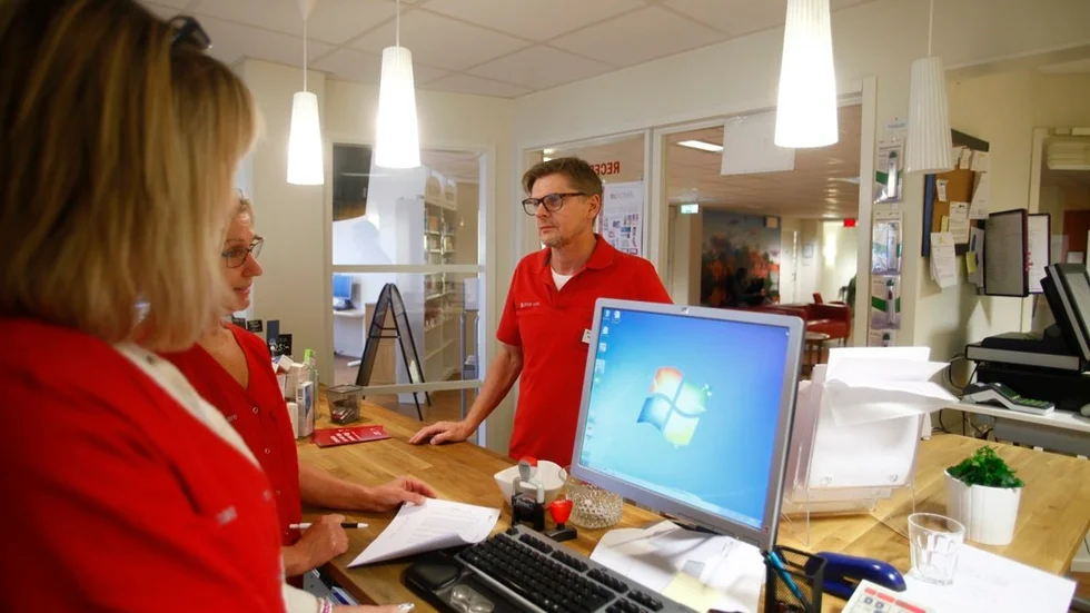 Receptionist Lotta Mesimäki, distriktssköterska Birgitta Sjöberg och verksamhetschef Björn Siösteen får hålla tillgodo med papper på vårdcentralen Achima care Fristaden under tisdagen.