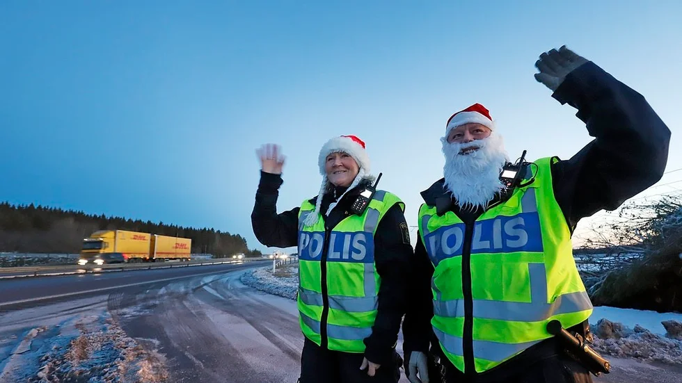 Många tutar, vinkar och kastar slängkyssar tillbaka, säger trafikpolisen Anneli Ruuska som har sällskap av kollegan Tobias Jöhnemark.