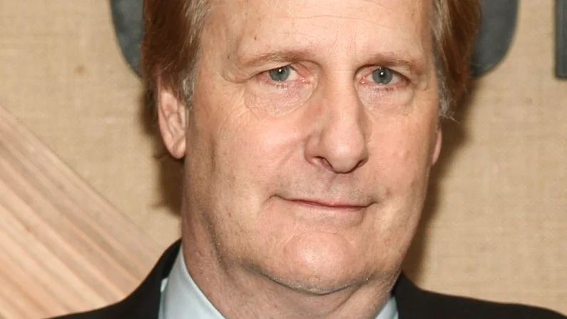 Jeff Daniels spelar enarmad, skäggig och psykopatisk bandit i westernserien "Godless".