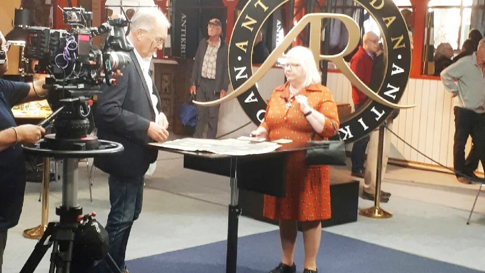 Monica på plats vid inspelningen av Antikrundan, där Torgny Schunnesson tittade på hennes fotografi.