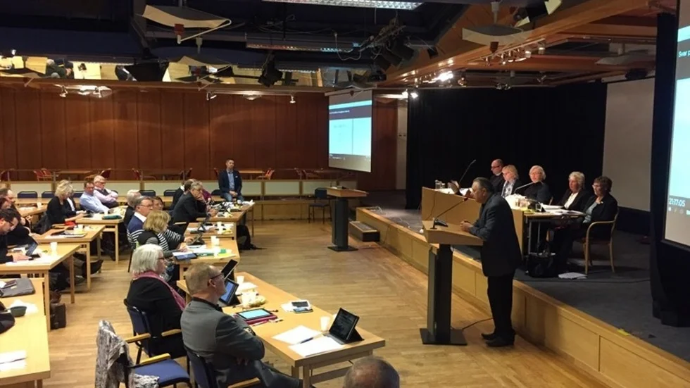 Kjell Larsson (C) i talarstolen på kommunfullmäktige.