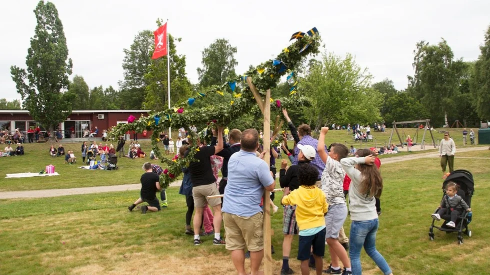 De frivilliga gjorde en riktig laginsats och reste utan problem midsommarstången tillsammans.