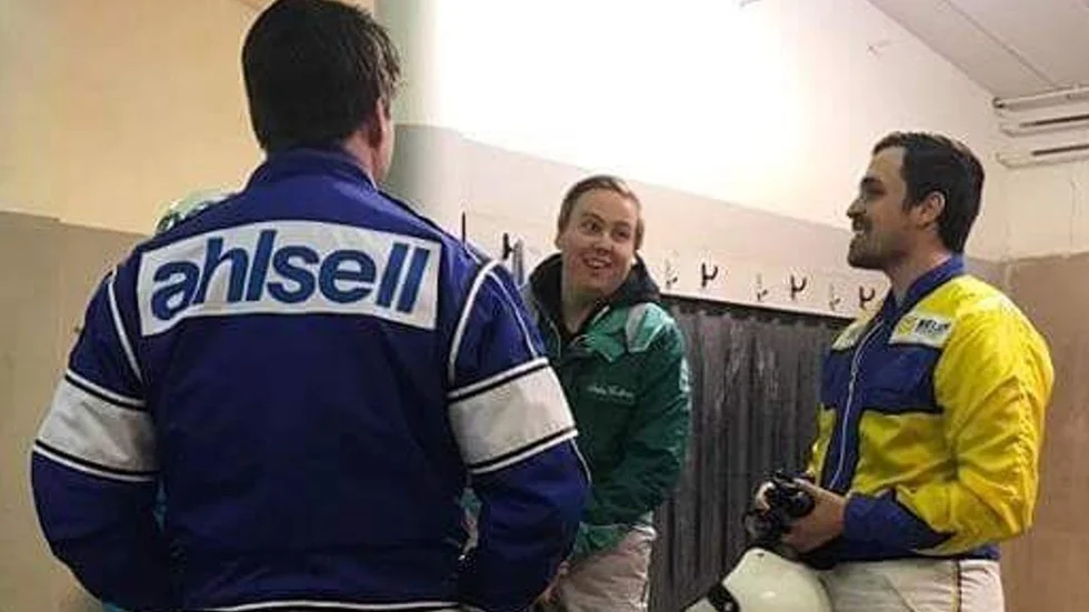 Pontus Chorell och Mathias Blomquist i diskussion med travkusken Erik Adielsson.