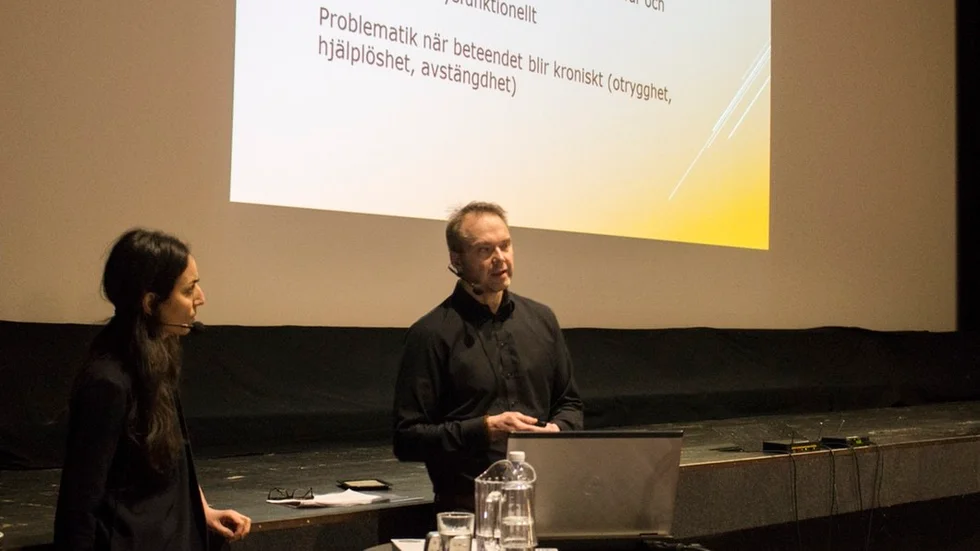 Gülay Kulbay och Tommi Räihä psykologer på Kris- och traumacentrum föreläste på Safiren i går.