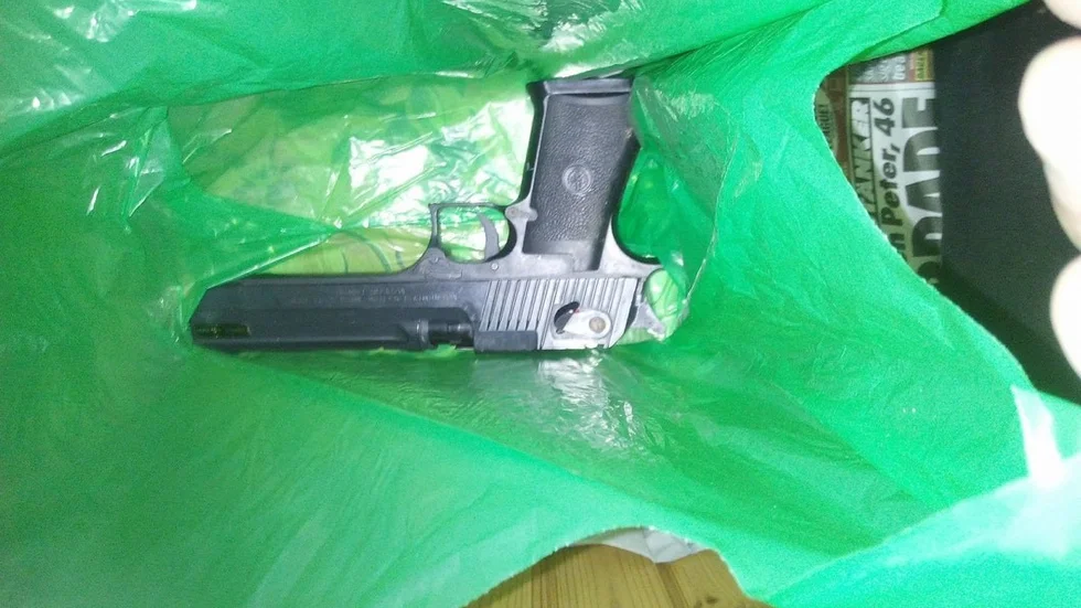 Under söndagen hittade Nicklas Esperi, 35, en misstänkt pistol i återvinningsstationen vid Hedebyskolan i Vagnhärad.