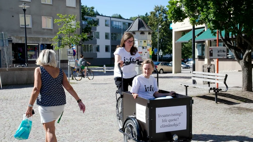Konstnärerna Elina Ylhäisi och Jemina Lindholm i full fart med att utforska Gnestas sociala landskap.