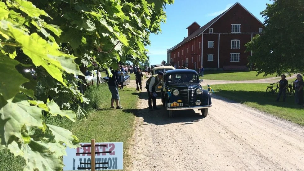 Vägen runt Öljaren tar 35 minuter att köra med en modern bil, men här är det hantverket som räknas, inte farten.