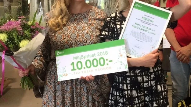 Systrarna Karin och Maria Larsson belönades med Eskilstuna kommuns miljöpris vid en prisceremoni när kommunen firade Världsmiljödagen på Retuna.