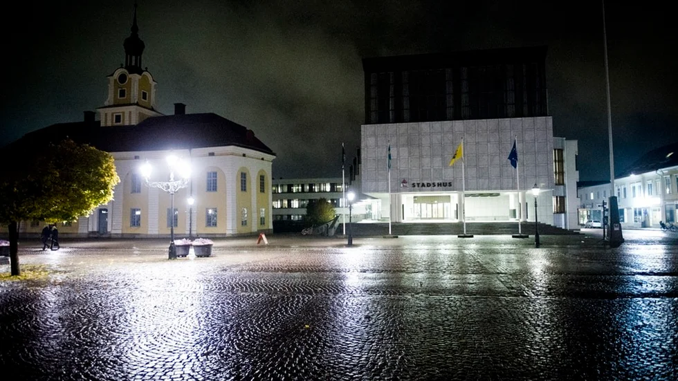 Det var utanför rådhuset, till vänster i bild, som någon eller några hissade en nazistisk flagga.