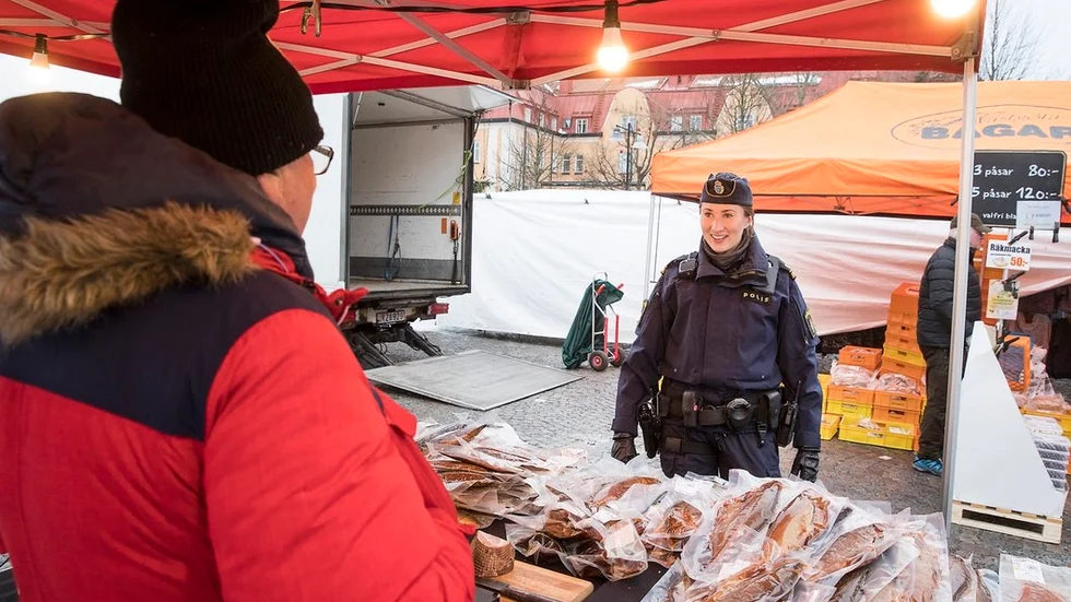 En pratstund med folk på gatan och handlare ger positiv energi i arbetet för polisen Marie Hofgren.