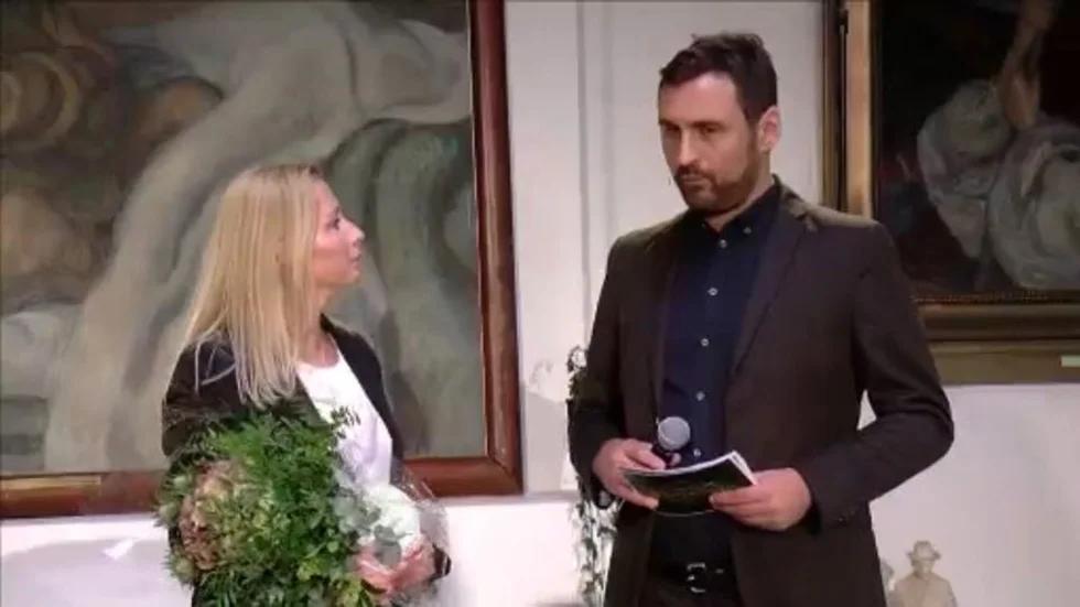 Eskilstuna-Kurirens chefsredaktör Eva Burman fanns på plats för att ta emot blommor för nomineringen i Mathias Ståhles ställe.